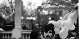 Acción de Hernán Parada con el rostro de su hermano, Plaza de Armas, 1984, fotografía Víctor Hugo Codocedo