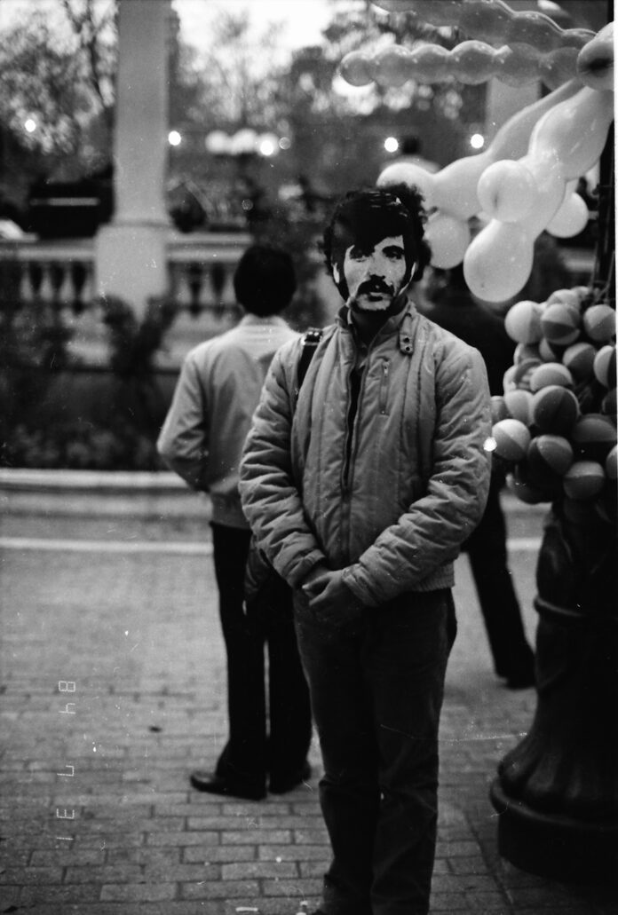 Acción de Hernán Parada con el rostro de su hermano, Plaza de Armas, 1984, fotografía Víctor Hugo Codocedo