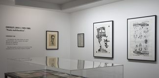 Fotografía de la exposición "Poeta multifacético" de Enrique Lihn, exhibida en la Galería D21