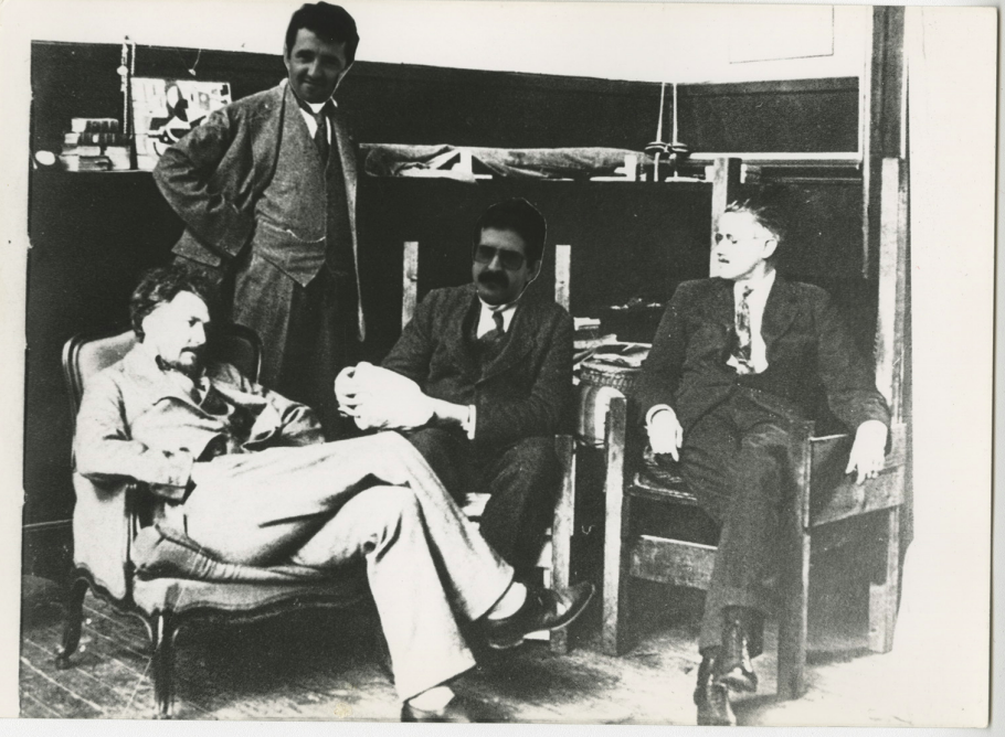 Foto en blanco y negro de un grupo de personas sentadas

Descripción generada automáticamente con confianza media