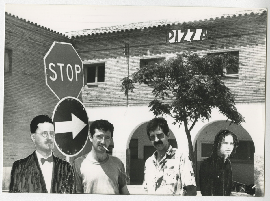 Foto en blanco y negro de un grupo de personas frente a un edificio

Descripción generada automáticamente